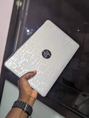 A picture of Tunauza laptops na desktops za aina zote.