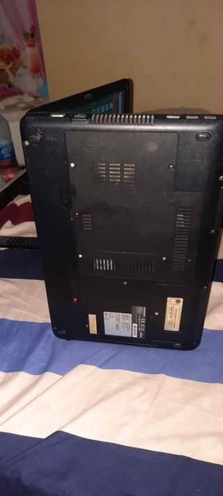 A picture of Laptop aina fujitsu ni nzima kabisa tatizo ni kioo tu