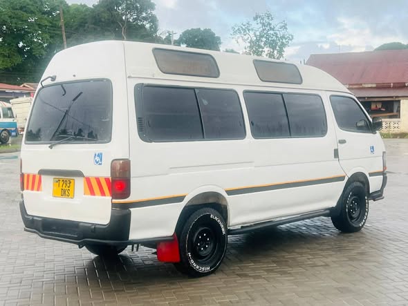 A picture of TOYOTA HIACE0767058883