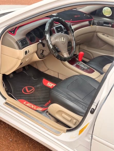 A picture of Lexus Es300 in pristine condition