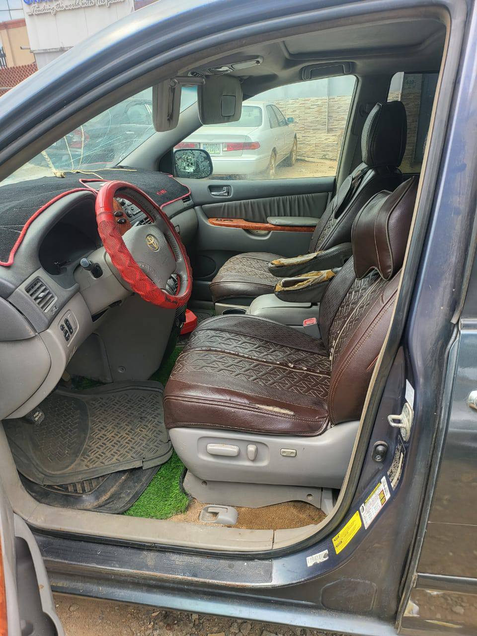 A picture of 2005 registered Toyota Sienna for sale