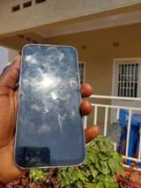 A picture of Iphone 13 système Android