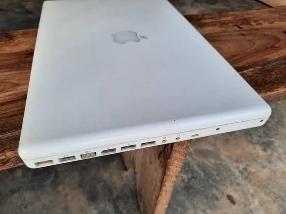 A picture of Apple macbook