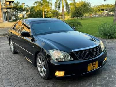 A picture of TOYOTA CROWN