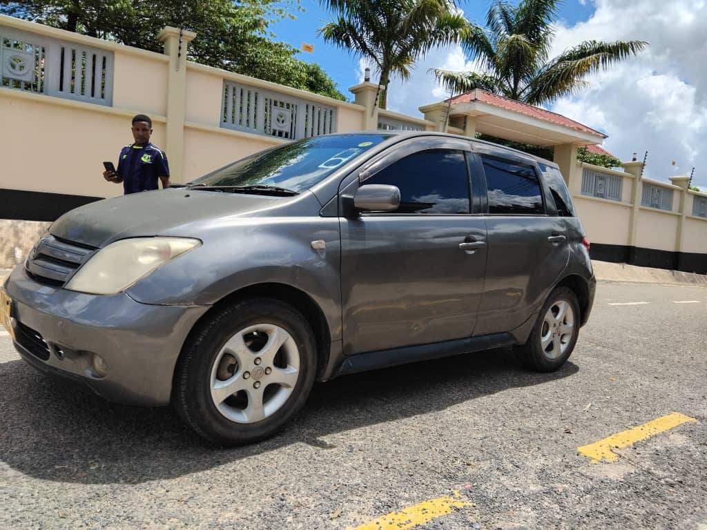 A picture of Toyota Ist 1290 cc Full Ac Price 8.5 mil