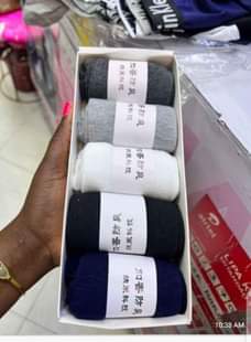 A picture of Men s socks kwa box kama lilivyo pair tano