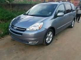 A picture of 2002 Toyota Sienna