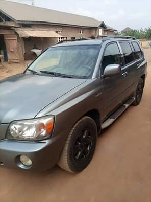 A picture of FOR SALE Clean reg Toyota Highlander 04 leather Ac duty