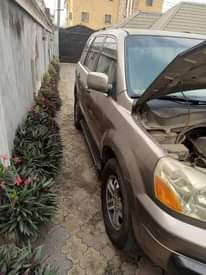 A picture of Honda pilot 2005 model