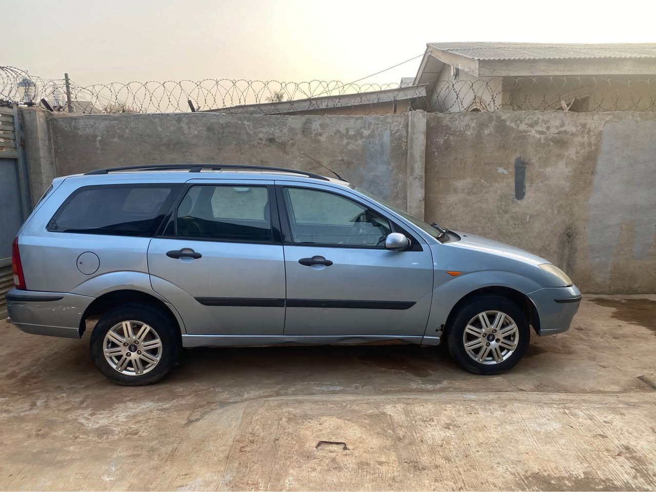A picture of Few month use 2003 ford focus just like Toks with