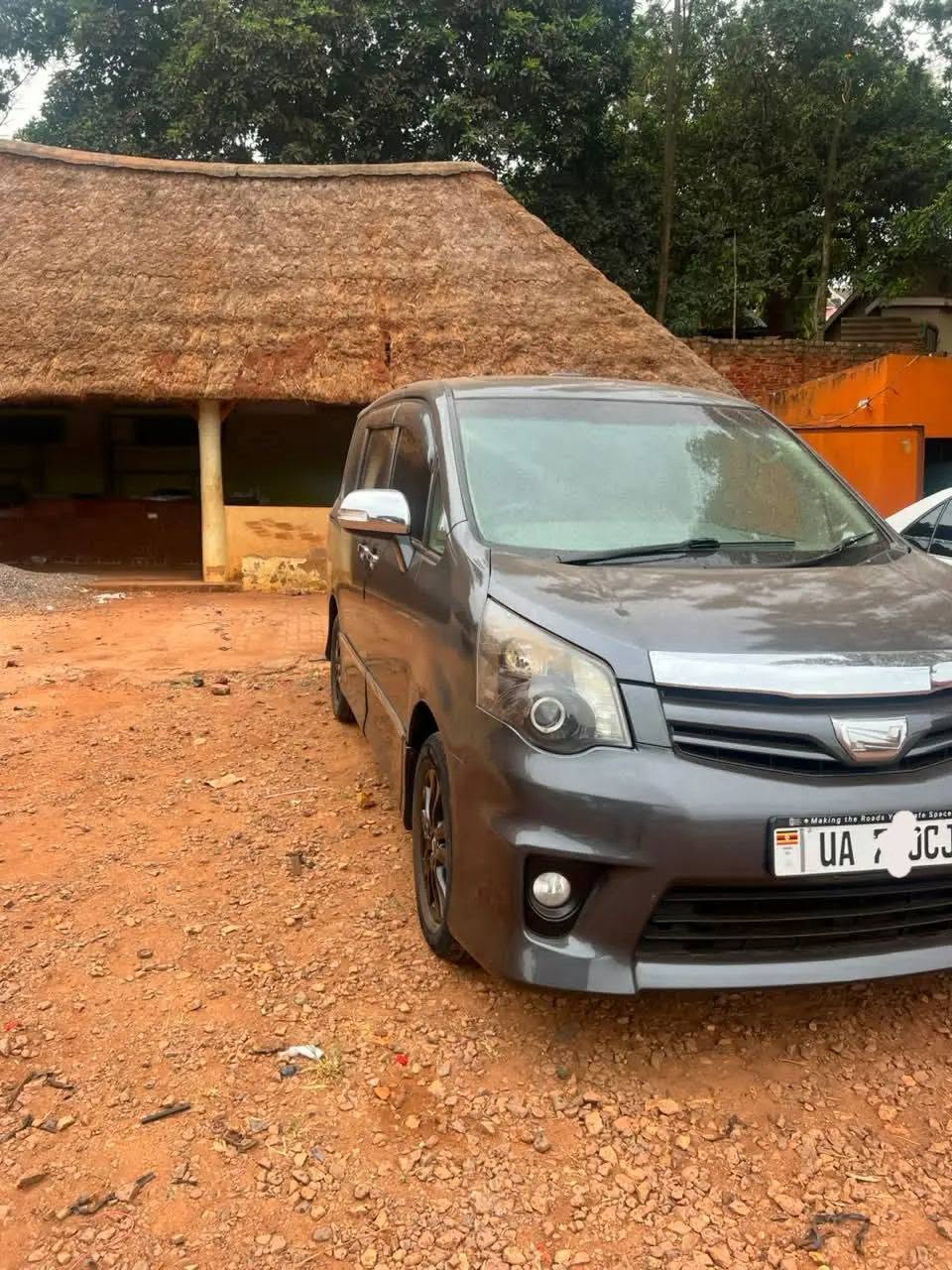 A picture of Toyota Noah 2011 28m money needed