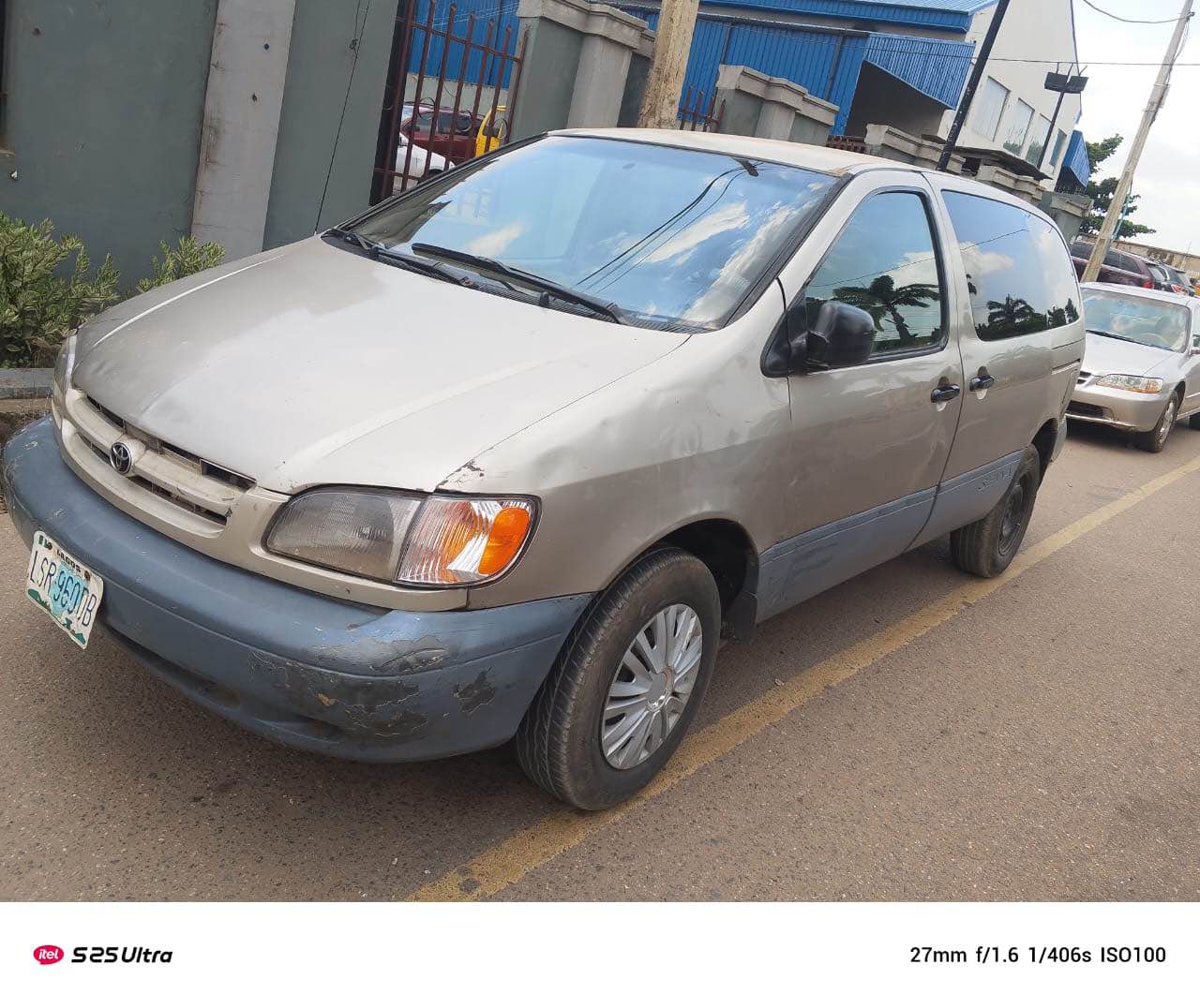 A picture of Toyota sienna