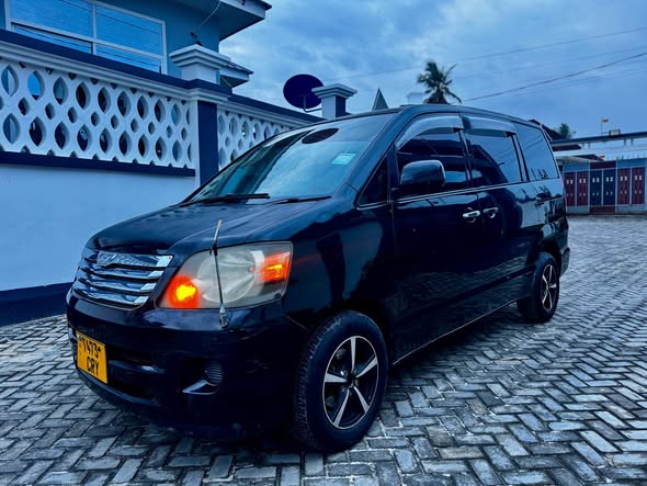 A picture of Toyota Noah