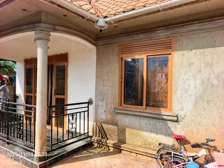A picture of HOUSE ON QUICK SALE A beautiful house for sale in