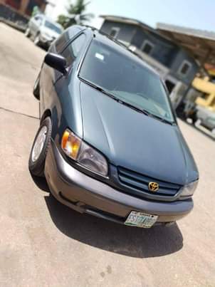 A picture of 2002 Toyota Sienna