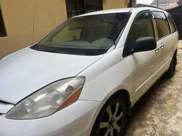 A picture of Toyota Sienna 2006