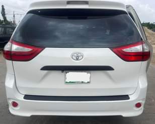 A picture of Toyota sienna 2013