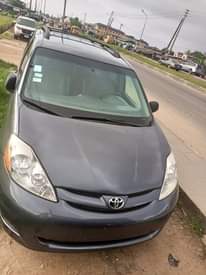 A picture of Toyota Sienna XLE 2007