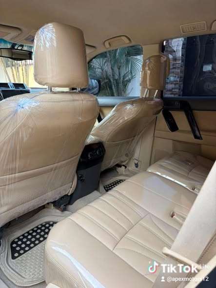 A picture of 2014 Toyota landcruiser prado