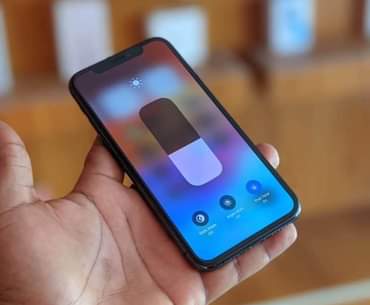 A picture of iPhone 11 pro Gb 64 Tt face 74 geniune linatunza
