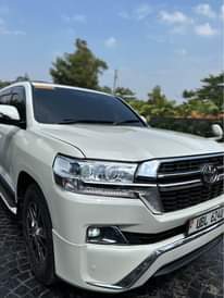 A picture of TOYOTA LAND CRUISER V8 Black interior Installments payments allowed Details