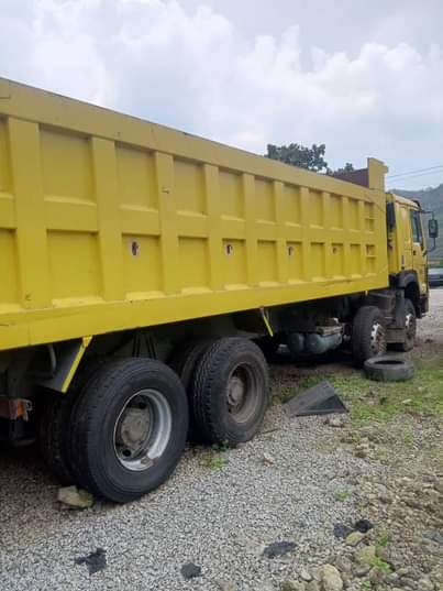 A picture of 12 tyres howo dump trucks