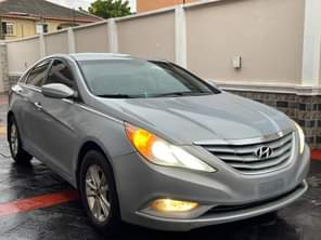 A picture of WOW This is astonishing clean Hyundai sonata 2012 model registered
