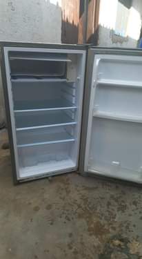 A picture of Nauza friji nzuri ina poza na kugandishaa