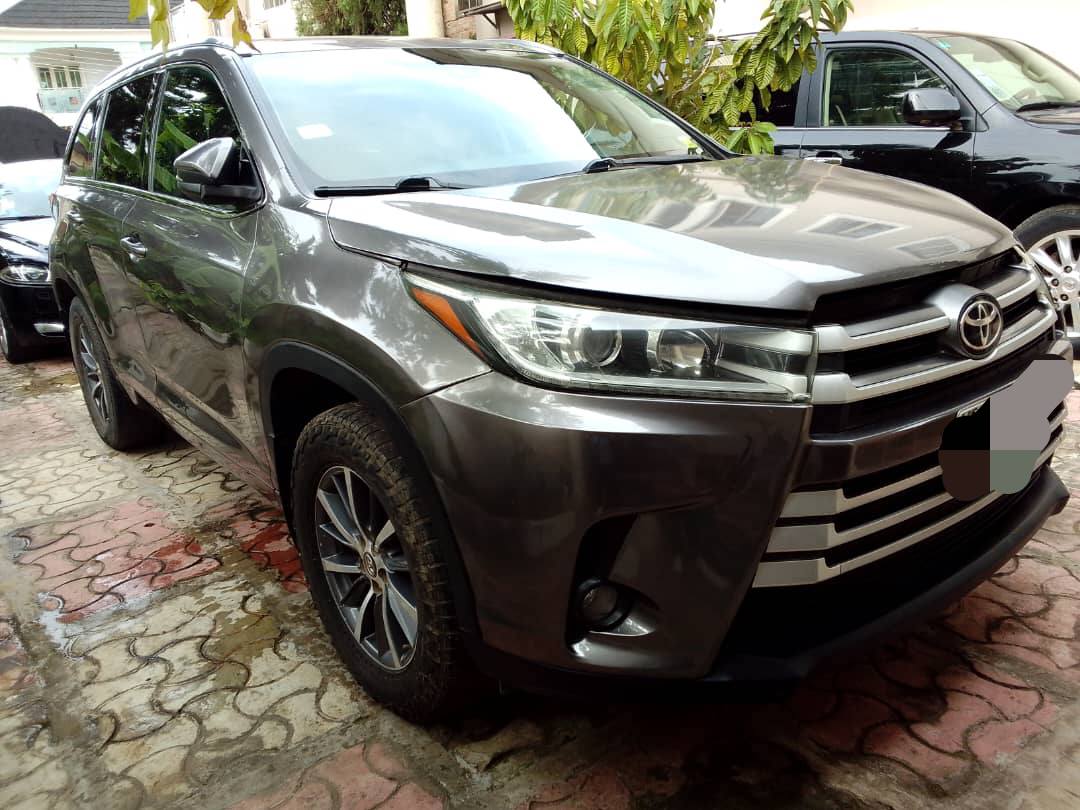 A picture of toyota highlander 2017 firstbody 08103497110 XLE