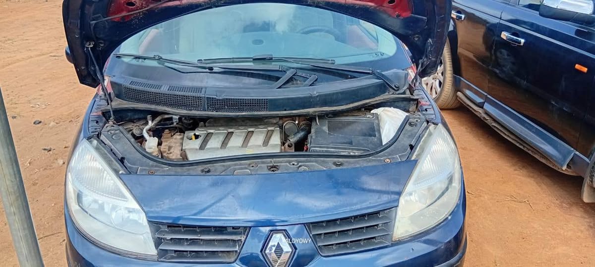 A picture of Renault 3 seater manual