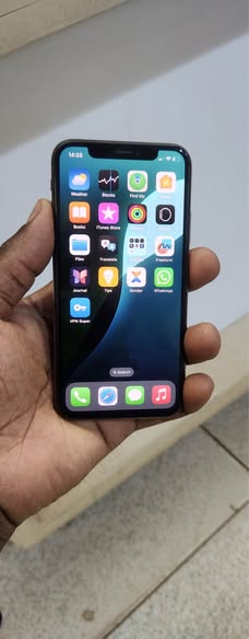 A picture of Clean iPhone XS 64gb no face at only 380k 0756448893