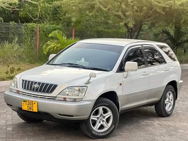 A picture of TOYOTA HARRIER OLD