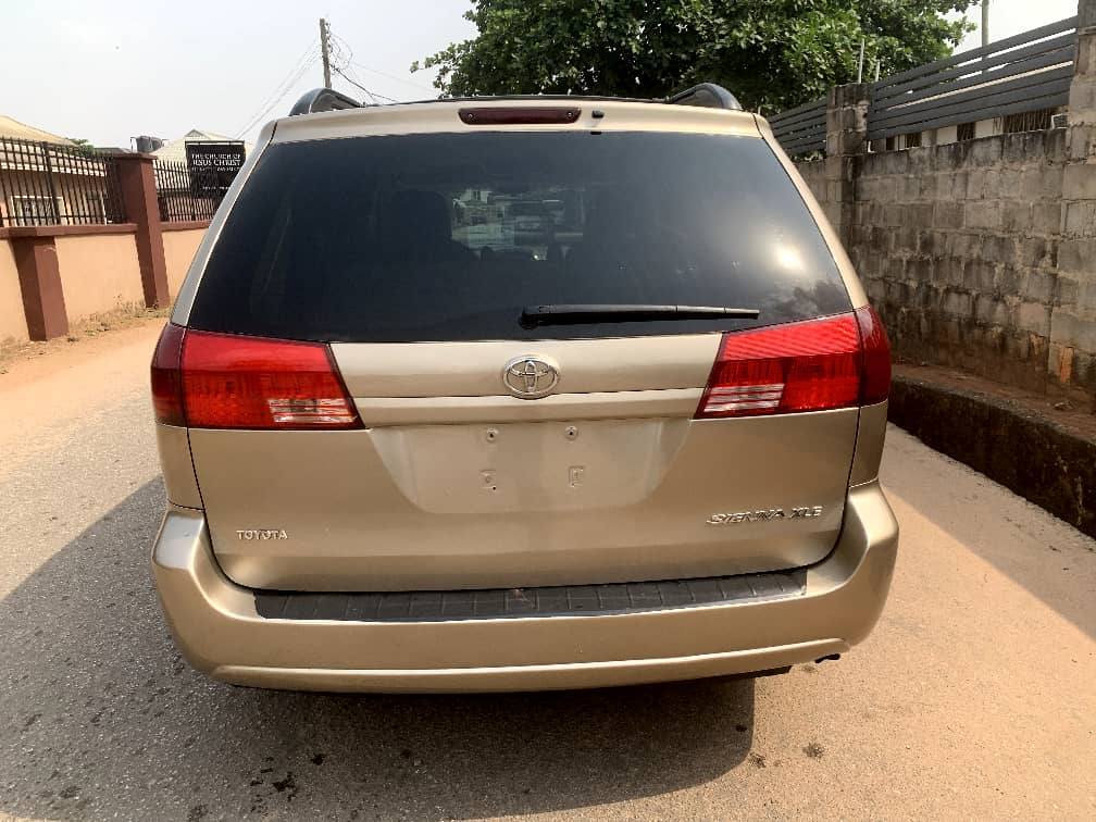 A picture of Toyota Sienna 2005 XLE