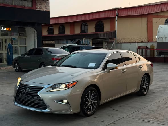 A picture of FOREIGN USED 2016 LEXUS ES350 SUNROOF POWERBOOT BSM PARK ASSIST