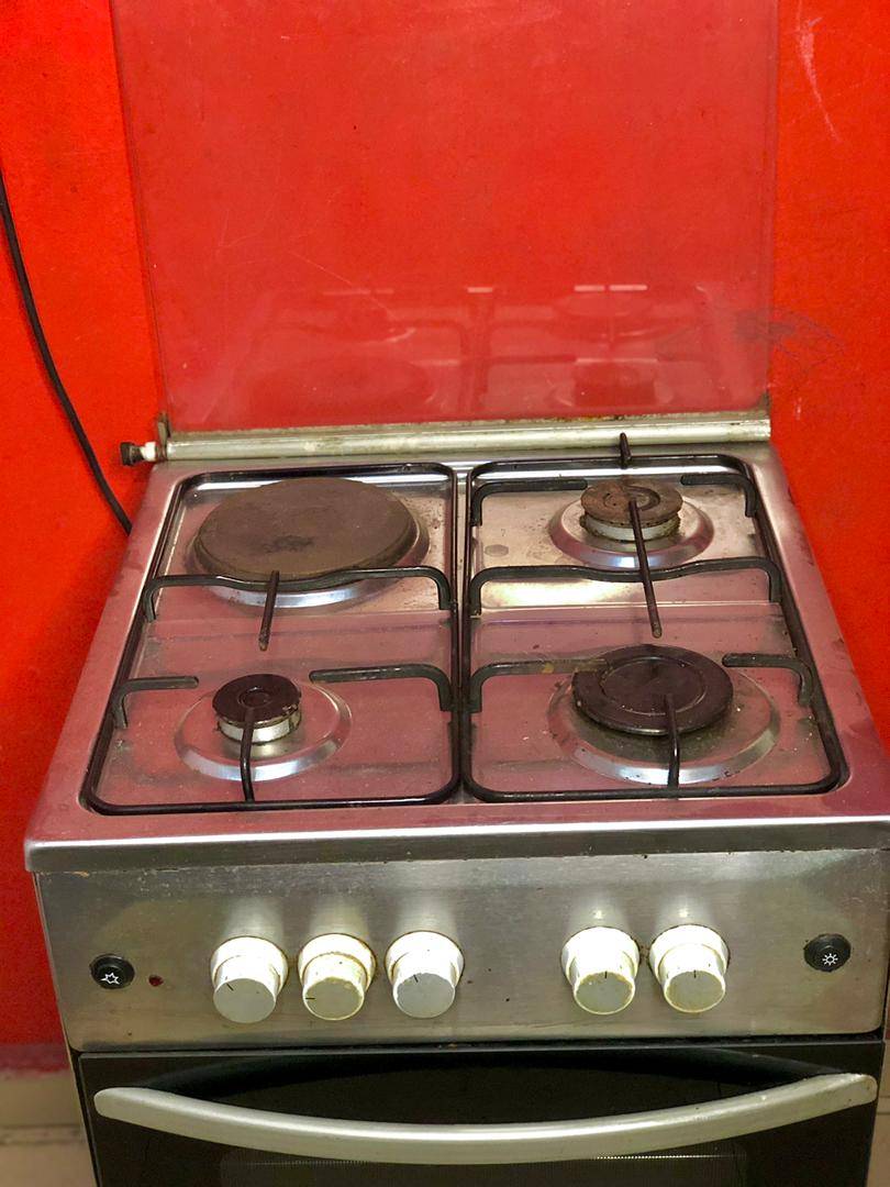 A picture of Gas cooker and cylinder