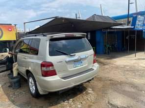 A picture of Distress Dealer Buy Toyota Highlander for sale Engine Gear Ac