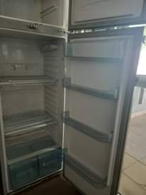 A picture of FRIJI YA BOSS BEI 270K KIPENGELE LABA YA MLANGO HAUFUNGI