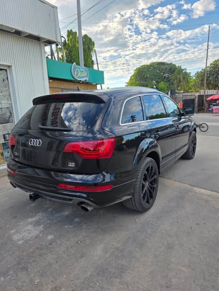 A picture of Audi Q7 Nauza