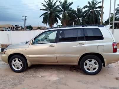 A picture of 05 Toyota Highlander