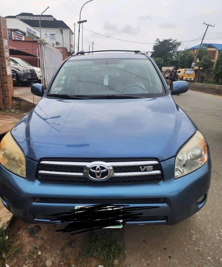 A picture of Toyota rav 4 08106105401