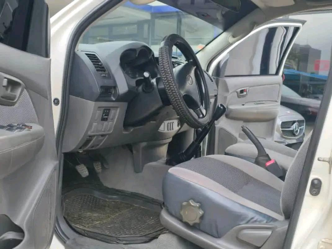 A picture of Toyota hilux manual drive 2015 best price 24m last price