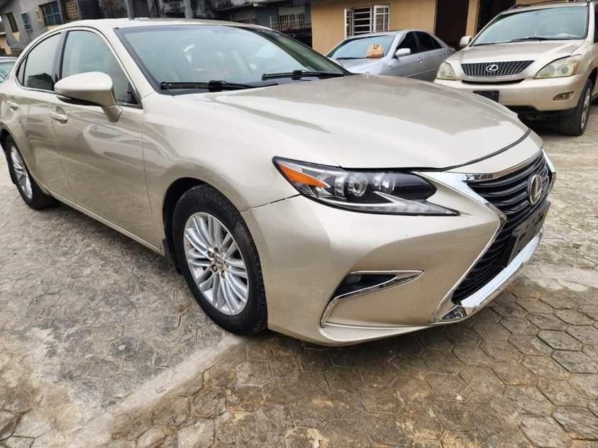 A picture of LEXUS ES350 2018 15.3M