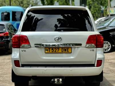 A picture of LANDCRUISER VX V8 DWE PRICE 130M 0765242424 Call WhatsApp INSTAGRAM