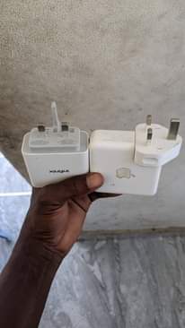 A picture of Vichwa charge iphone type C na Infinix type C