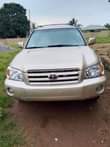A picture of 2005 Toyota Highlander 05 06 Sedan