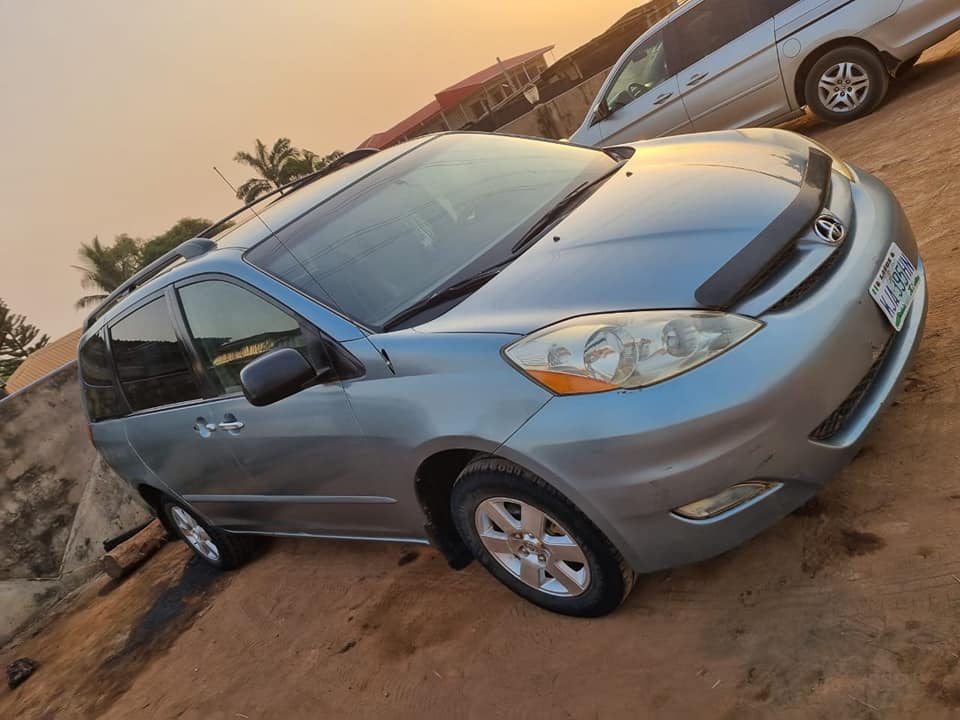 A picture of Toyota sienna 2006