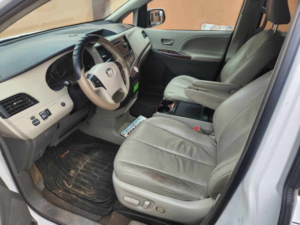 A picture of Toyota sienna 012 and 014