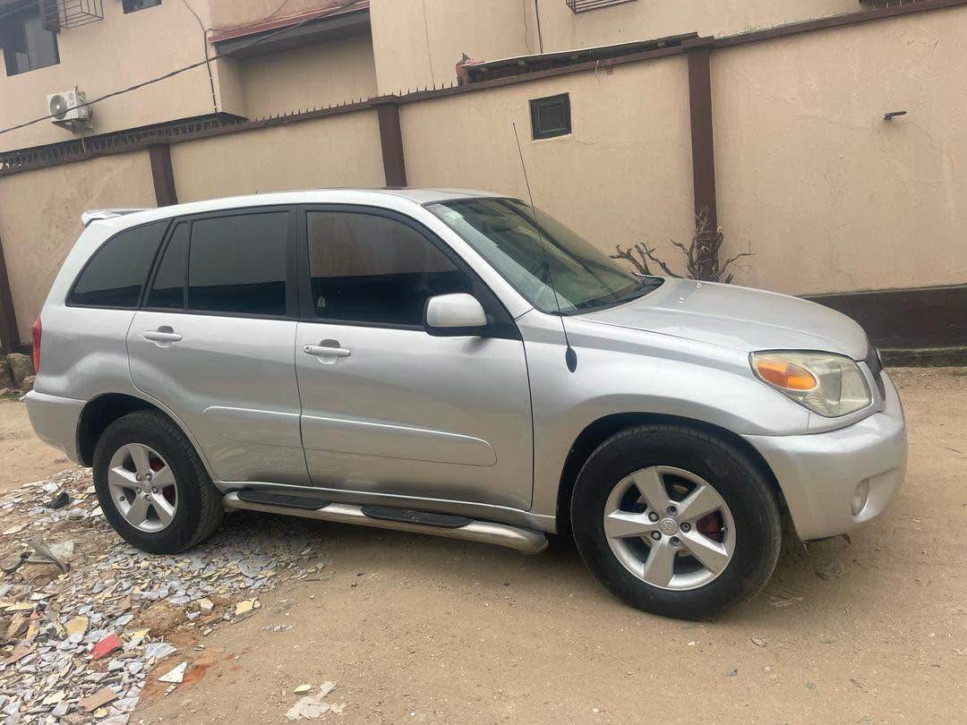 A picture of Toyota RAV4 05 model. Engine gear and AC working perfect