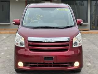 A picture of TOYOTA NOAH