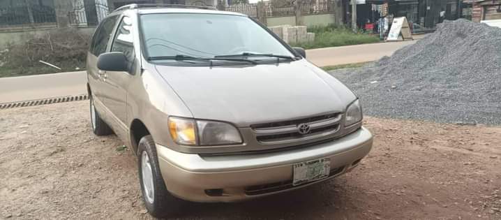 A picture of 2000 Toyota Sienna